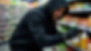 
                        ആലുവയിൽ കടയിൽ നിന്ന് 30 കുപ്പി വെളിച്ചെണ്ണ മോഷ്ടിച്ചു