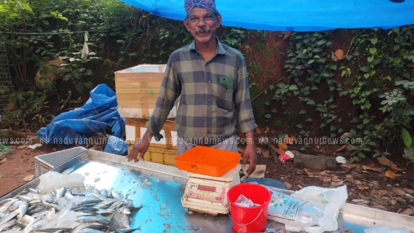 ഉടുമ്പിനെ കാത്ത് മീൻ കച്ചവടവുമായി ബാലൻ വീണ്ടും വെള്ളോട്ടങ്ങാടിയിൽ