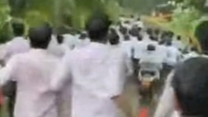 
                        നാദാപുരത്ത് നടുറോഡിൽ കോളേജ് വിദ്യാർത്ഥികളുടെ കൂട്ടത്തല്ല്