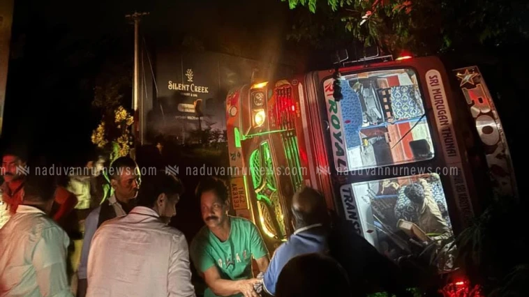 താമരശ്ശേരി ചുരത്തിൽ ചരക്കു ലോറി മറിഞ്ഞു