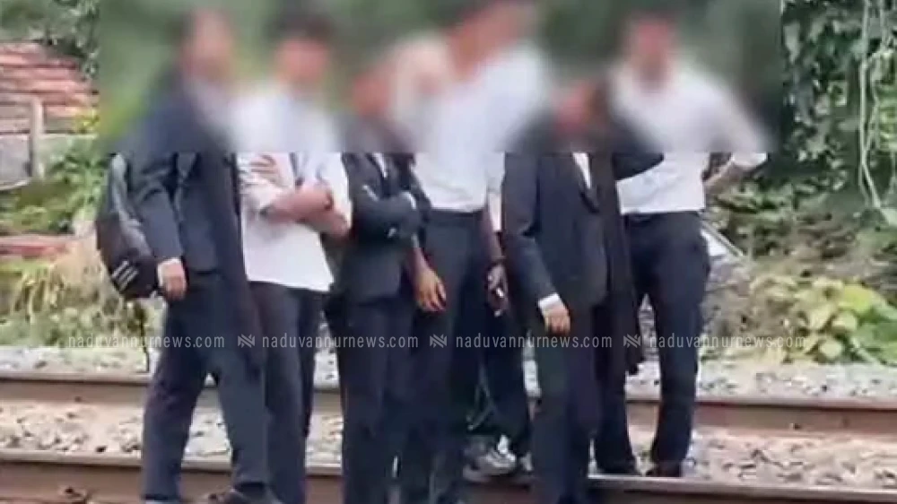കോഴിക്കോട്ടെ തിരക്കേറിയ റെയിൽവേ ട്രാക്കിൽ വിദ്യാർഥികളുടെ ഫോട്ടോ ഷൂട്ട്