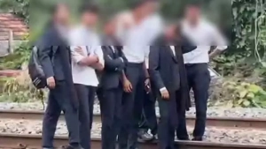 
                        കോഴിക്കോട്ടെ തിരക്കേറിയ റെയിൽവേ ട്രാക്കിൽ വിദ്യാർഥികളുടെ ഫോട്ടോ ഷൂട്ട്