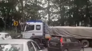 
                        ചുരത്തിൽ ലോറി കുടുങ്ങി ഗതാഗത തടസ്സം നേരിടുന്നു