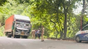 
                        ചുരത്തിൽ ലോറി തകരാറിലായതിനെത്തുടർന്ന് വീണ്ടും ഗതാഗത തടസ്സം