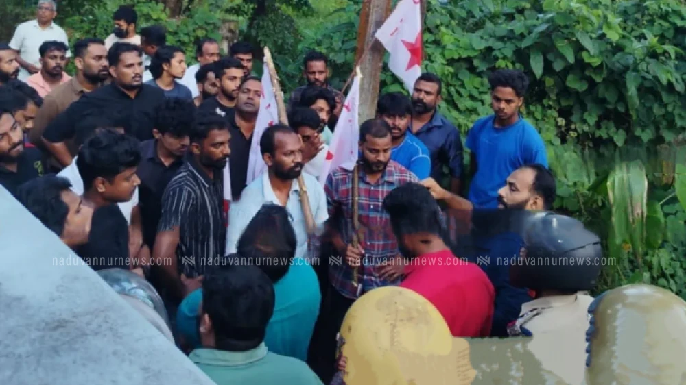 പിണറായി വിജയനെ അപകീർത്തിപ്പെടുത്തി എന്ന് ആരോപിച്ച് ലീഗ് പ്രവർത്തകന്റെ വീട്ടിലേക്ക് സിപിഎം മാർച്ച്