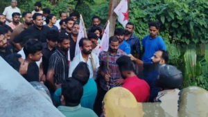 
                        പിണറായി വിജയനെ അപകീർത്തിപ്പെടുത്തി എന്ന് ആരോപിച്ച് ലീഗ് പ്രവർത്തകന്റെ വീട്ടിലേക്ക് സിപിഎം മാർച്ച്