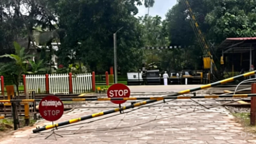 കൊയിലാണ്ടി മുചകുന്ന് റോഡിൽ റെയിൽവേ ഗേറ്റ് പൊട്ടിവീണു