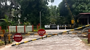 
                        കൊയിലാണ്ടി മുചകുന്ന് റോഡിൽ റെയിൽവേ ഗേറ്റ് പൊട്ടിവീണു