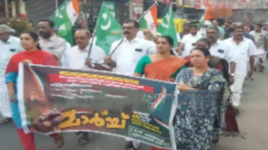 തകർന്നു വീണ തോരായി കടവ് പാലത്തിലേക്ക് യു ഡി എഫ്  നേതൃത്വത്തിൽ ബഹുജന മാർച്ച് നടത്തി