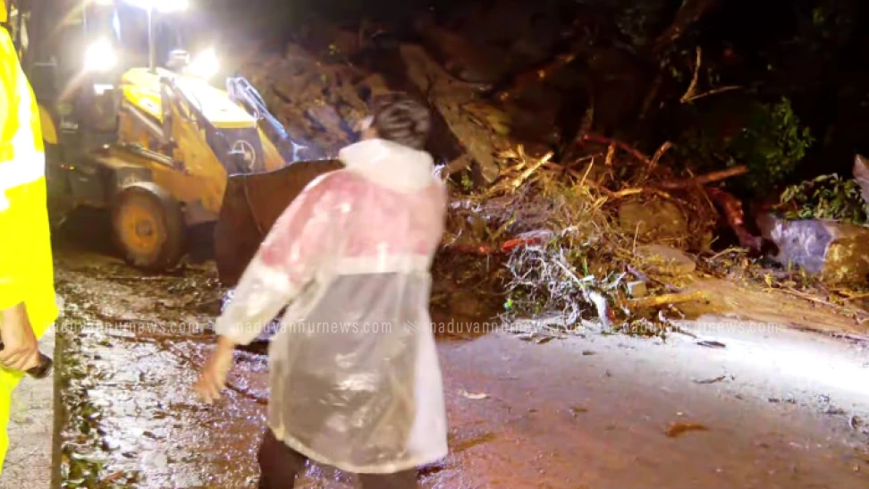 താമരശ്ശേരി ചുരത്തിൽ കല്ലും മണ്ണും  ഇടിഞ്ഞു വീണ് ഗതാഗതം സ്തംഭിച്ചു