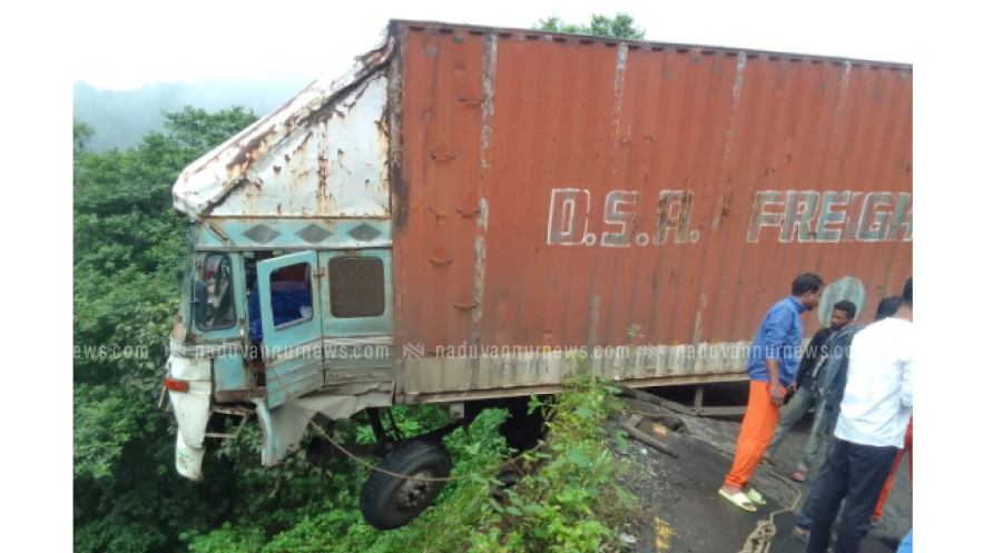  താമരശ്ശേരി ചുരത്തിൽ കണ്ടെയ്നർ ലോറി കൊക്കയിലേക്ക് ചാടിയ നിലയിൽ