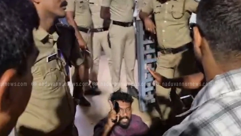  പൊലീസ് സ്റ്റേഷന് മുന്നില്‍ കുത്തിയിരുന്ന് പ്രതിഷേധിച്ച് കെഎസ്‌യു സെക്രട്ടറിയും രാഹുല്‍ മാങ്കൂട്ടത്തിലിൻ്റെ   സുഹൃത്തുമായ ഫെന്നി