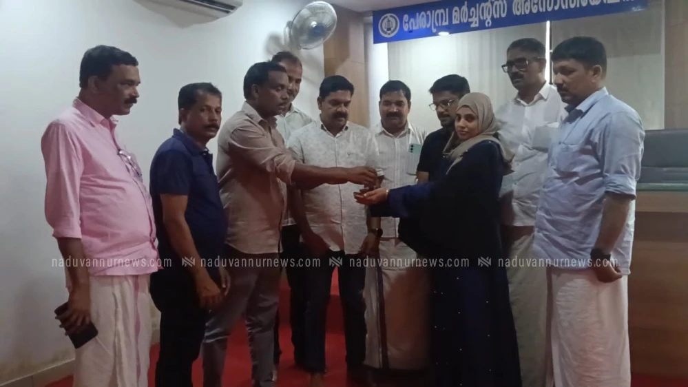 കളഞ്ഞു കിട്ടിയ സ്വർണ്ണാഭരണം ഉടമയ്ക്ക് നൽകി പേരാമ്പ്രയിലെ ഹോട്ടൽ ഉടമ മാതൃകയായി