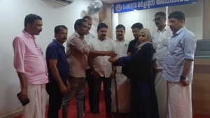 
                        കളഞ്ഞു കിട്ടിയ സ്വർണ്ണാഭരണം ഉടമയ്ക്ക് നൽകി പേരാമ്പ്രയിലെ ഹോട്ടൽ ഉടമ മാതൃകയായി