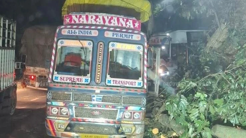  താമരശ്ശേരി ചുരത്തിൽ ലോറി കുടുങ്ങി ഗതാഗത തടസം നേരിടുന്നു