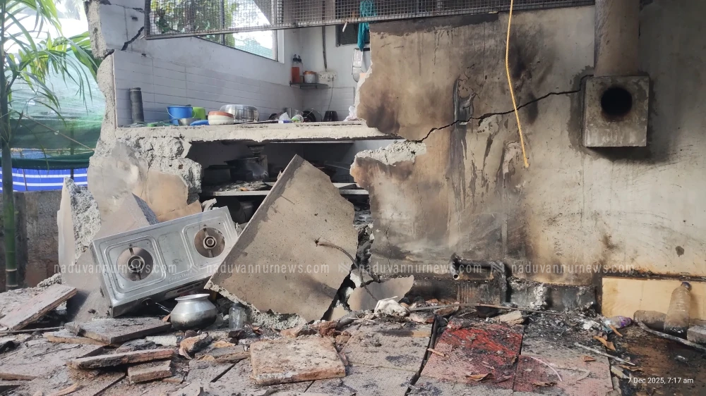  നടുവണ്ണൂരിൽ പാചകവാതക സിലിണ്ടർ പൊട്ടിത്തെറിച്ച് വൻ അപകടം;വീട്ടുകാർ അത്ഭുതകരമായി രക്ഷപ്പെട്ടു