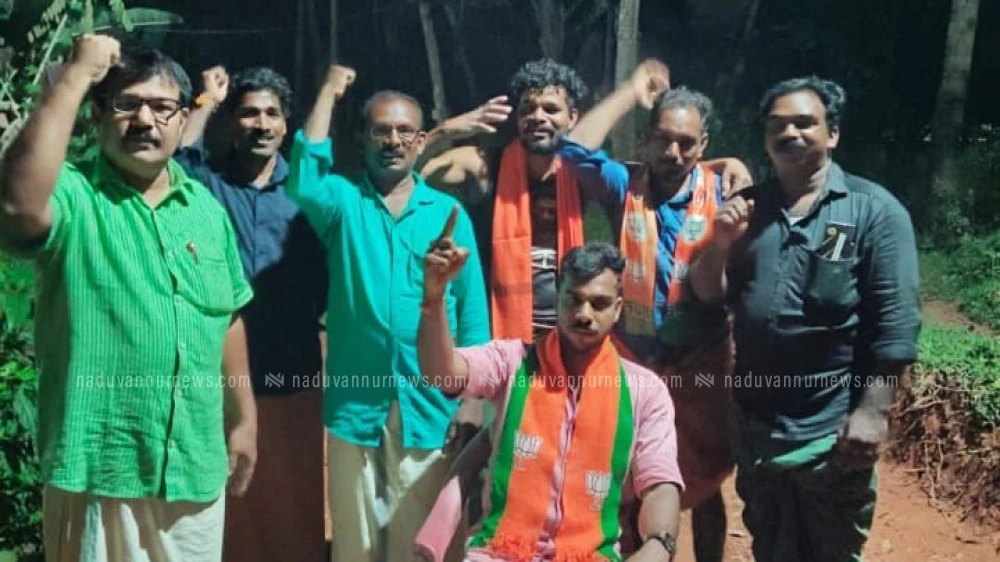  ചെറുവണ്ണൂരിൽ റോഡിൻറെ ശോച്യാവസ്ഥ പരിഹരിക്കാൻ ബിജെപി സ്ഥാനാർത്ഥിയുടെ സത്യഗ്രഹ സമരം