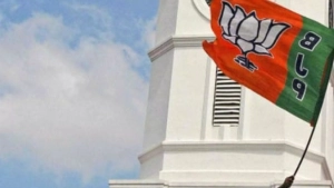 പാലക്കാട് വോട്ടർമാർക്ക് താമര പൂജിച്ചു നൽകി ബിജെപിക്കെതിരെ പരാതി