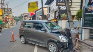 താമരശ്ശേരിയിൽ കാർ വൈദ്യുതി തൂണിൽ ഇടിച്ച് അപകടം