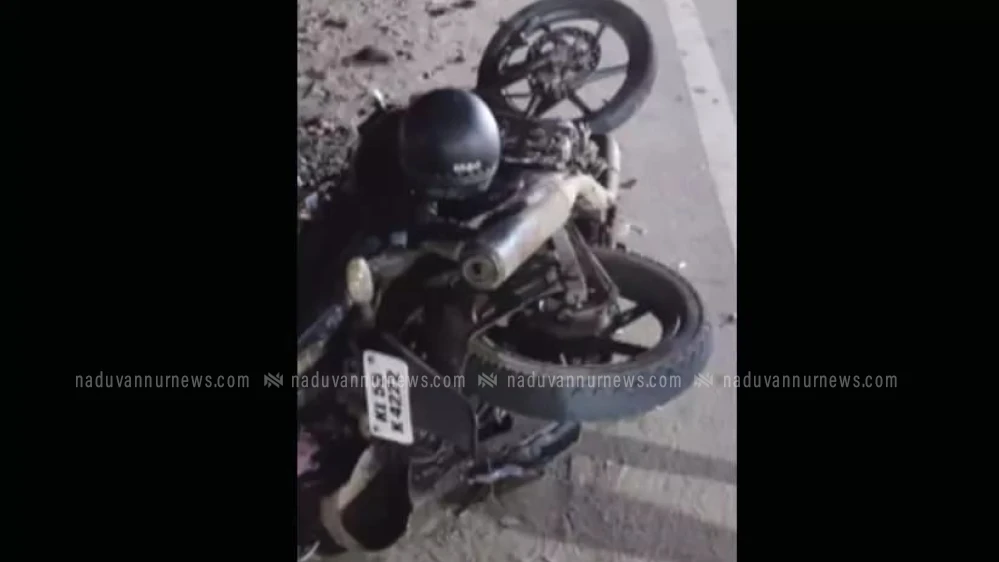  കോഴിക്കോട് സൗത്ത് ബീച്ച്ന് സമീപം ബൈക്കുകൾ കൂട്ടിയിടിച്ച് രണ്ടുയുവാക്കൾ മരിച്ചു