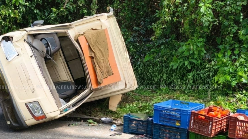  കുറ്റ്യാടി ചുരം റോഡിൽ ചുരം ഇറങ്ങിവന്ന ലോറി ബ്രേക്ക് ഡൗണായി മറ്റൊരു പിക്കപ്പ് വാനിനെ ഇടിച്ചു തെറിപ്പിച്ച് അപകടം