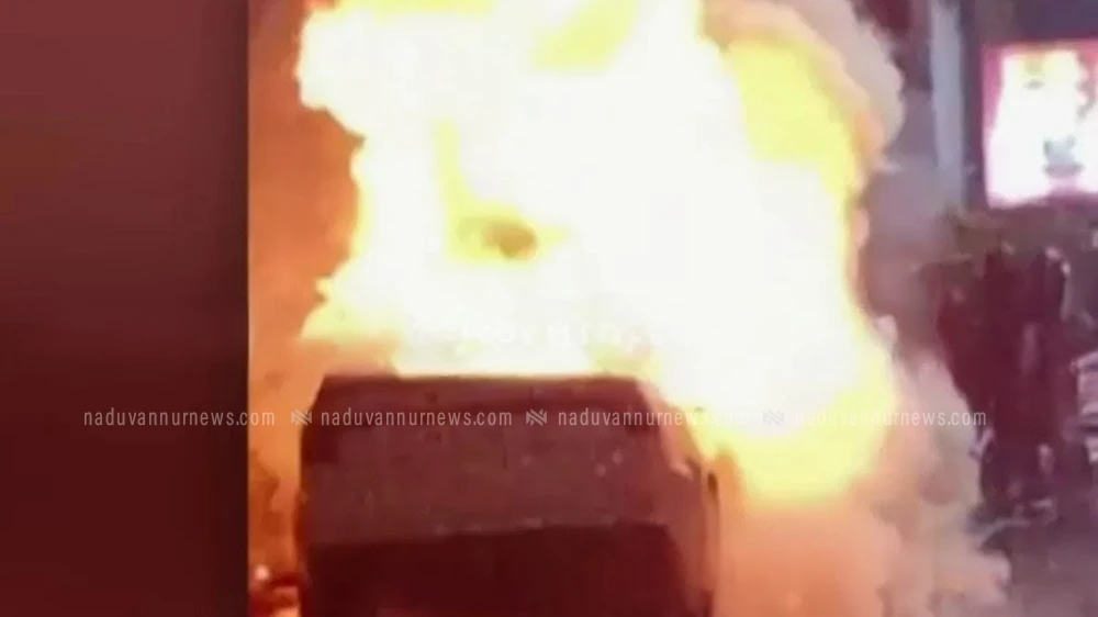  കോഴിക്കോട് റൈഞ്ച് റോവർ കാർ കത്തി നശിച്ചു