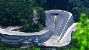 ചുരത്തിൽ വാഹന ബഹുല്യം;ആറ്, ഏഴ്, എട്ട് വളവുകളിൽ ഗതാഗത തടസ്സം