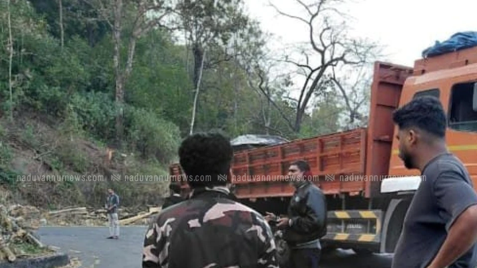  താമരശ്ശേരി ചുരത്തിൽ ഗതാഗത തടസ്സം ലോറി കുടുങ്ങി