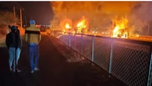 സ്ലീപ്പർ ബസ് കണ്ടെയ്നർ ലോറിയുമായി കൂട്ടിയിടിച്ച് കത്തി; 17 പേർ മരിച്ചു