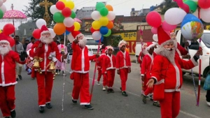 വിലക്കുകൾക്ക് പുല്ലുവിലകൽപ്പിച്ച് നാടെങ്ങും ക്രിസ്മസ് കരോൾ സംഘങ്ങൾ