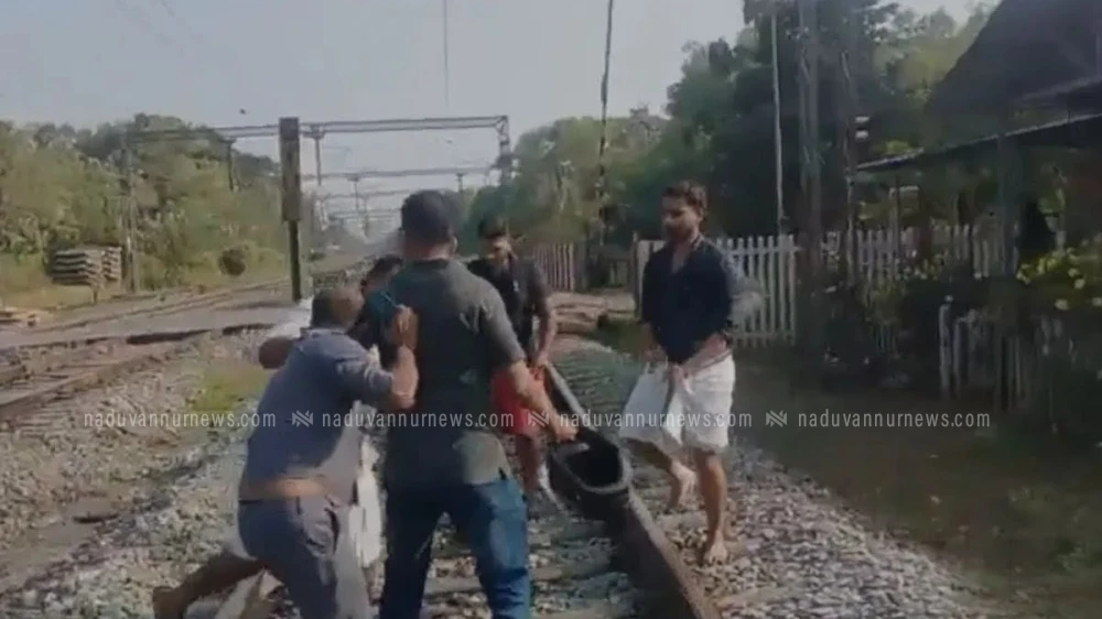  തിക്കോടിയിൽ റെയിൽവേ ഗേറ്റ് കീപ്പറെ യുവാക്കൾ ഗേറ്റിനുള്ളിൽ കടന്ന് ആക്രമിച്ചു