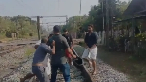 തിക്കോടിയിൽ റെയിൽവേ ഗേറ്റ് കീപ്പറെ യുവാക്കൾ ഗേറ്റിനുള്ളിൽ കടന്ന് ആക്രമിച്ചു