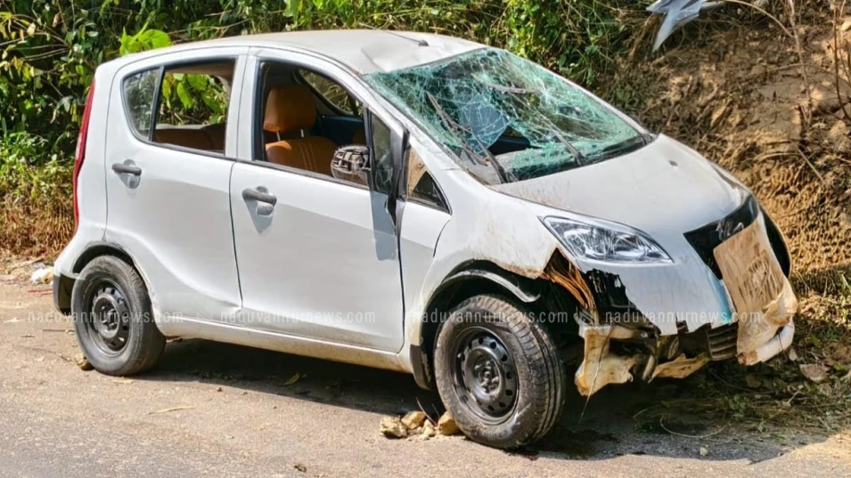  കുറ്റ്യാടി ചുരം റോഡിൽ,  ഒരേസമയത്ത് രണ്ട് കാറുകൾ ബ്രേക്ക് ഡൗണായി അപകടം