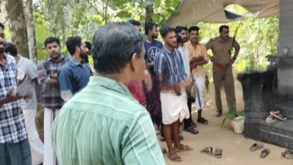 വെള്ളിയൂരിൽ വീടിന് നേരെ പടക്കമെറിഞ്ഞതായി പരാതി