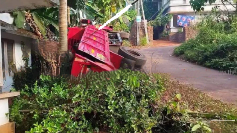  ചേമഞ്ചേരിയിൽ ചെങ്കല്ല് കയറ്റിയ ലോറി വീട്ടുമുറ്റത്തേക്ക് മറിഞ്ഞ് അപകടം