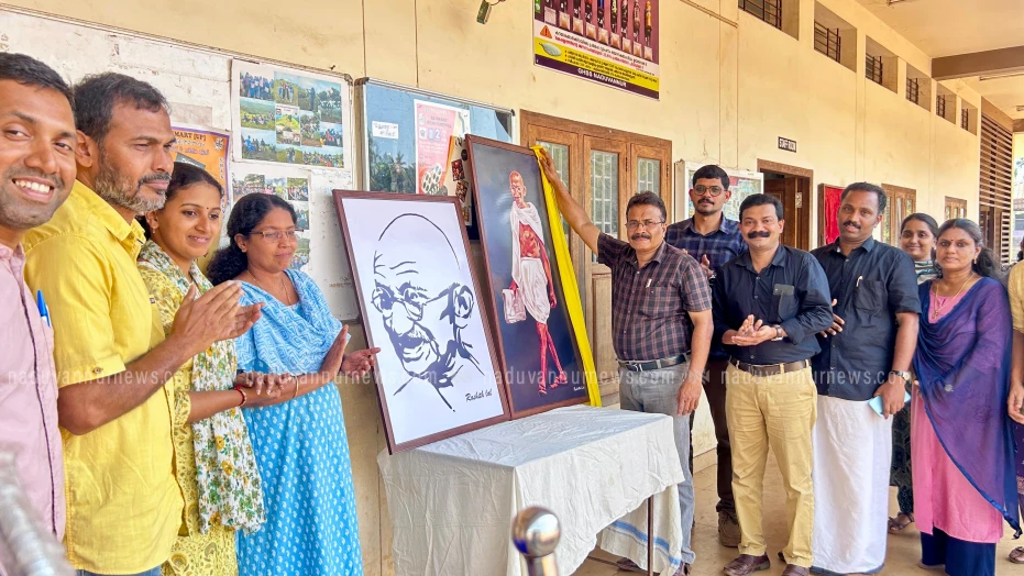 മഹാത്മജിയുടെ ചിത്രങ്ങൾ ജി.എച്ച്.എസ്.എസ്. നടുവണ്ണൂരിന് കൈമാറി