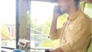 
                        ബസ് ഓടിക്കുന്നതിനിടയിൽ മൊബൈൽ ഫോണിൽ സംസാരിച്ച ഡ്രൈവറുടെ ലൈസൻസ് ചെയ്തു