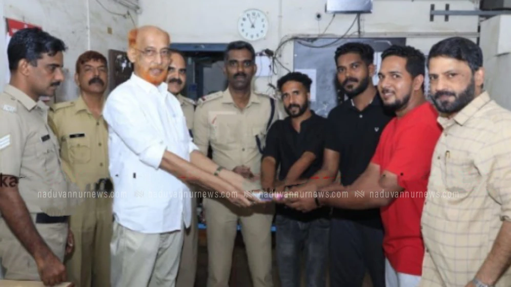 കളഞ്ഞു കിട്ടിയ ഒരു ലക്ഷത്തി എഴുപത്തിയയ്യായിരം രൂപ ഉടമയ്ക്ക് തിരിച്ചു നൽകി മേപ്പയ്യൂരിലെ യുവാക്കൾ