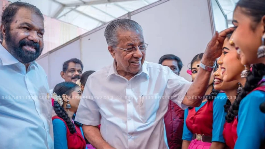  കലോത്സവത്തിന് തിരി തെളിഞ്ഞു; ആദ്യ ദിനം തൃശ്ശൂർ ജില്ല ഒന്നാമത്, കണ്ണൂരിനും കോഴിക്കോടിനും രണ്ടാം സ്ഥാനം