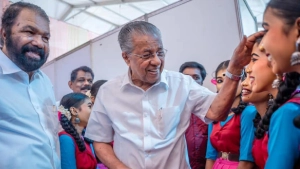 
                        കലോത്സവത്തിന് തിരി തെളിഞ്ഞു; ആദ്യ ദിനം തൃശ്ശൂർ ജില്ല ഒന്നാമത്, കണ്ണൂരിനും കോഴിക്കോടിനും രണ്ടാം സ്ഥാനം