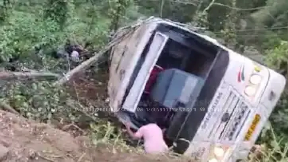 കെ എസ് ആർ ടി സി ബസ് കൊക്കയിലേക്ക് മറിഞ്ഞ് വിനോദയാത്രാ സംഘത്തിലെ മൂന്ന് പേർ മരിച്ചു