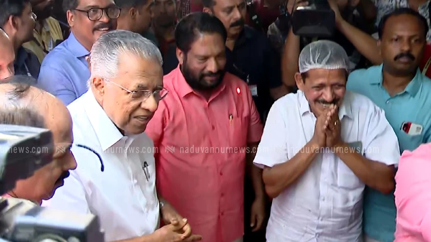  മുഖ്യമന്ത്രി ഊട്ടുപുരയിലെത്തി; പായസം കുടിച്ച് കുട്ടികളോട് കുശലം പറഞ്ഞ് മടങ്ങി