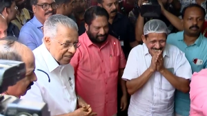 
                        മുഖ്യമന്ത്രി ഊട്ടുപുരയിലെത്തി; പായസം കുടിച്ച് കുട്ടികളോട് കുശലം പറഞ്ഞ് മടങ്ങി