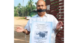 
                        ചക്കിട്ടപാറ കർഷക ഗ്രാമസഭയിൽ   ചങ്ങല ബന്ധിച്ച്  പ്രതിഷേധം നടത്തി കർഷകൻ 