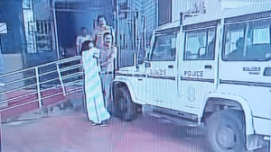 
                        ക്ഷേത്രത്തിൽ മോഷണം നടത്താൻ എത്തിയ പ്രതി ബൈക്ക് മറന്നു;പോലീസ് പിടിയിൽ