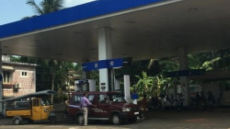 പമ്പുകൾ അടച്ചിട്ടുള്ള സമരം തുടങ്ങി; ഇന്ന് ഉച്ച വരെ പെട്രോൾ കിട്ടില്ല