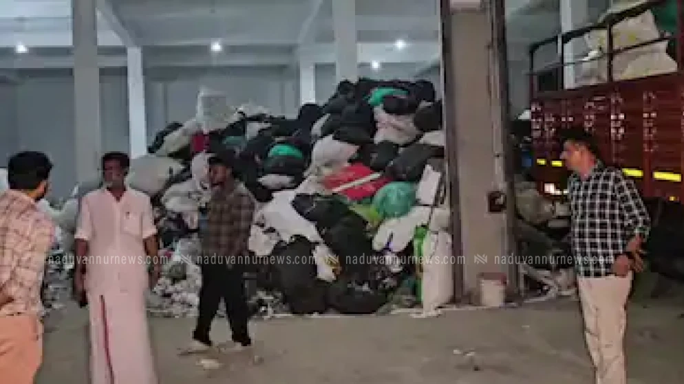 താമരശേരിയിൽ ജനവാസ കേന്ദ്രത്തിലെ കെട്ടിടത്തിൽ നിന്ന് ദുർഗന്ധം; നാട്ടുകാർ പ്രതിഷേധിക്കുന്നു