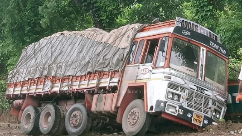  ദേശീയ പാതയിൽ ഏലോക്കര പെട്രോൾ പമ്പിന് മുൻപിൽ ലോറി നിയന്ത്രണം വിട്ട് പോസ്റ്റിലിടിച്ചു