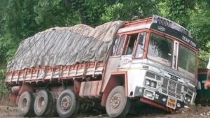 
                        ദേശീയ പാതയിൽ ഏലോക്കര പെട്രോൾ പമ്പിന് മുൻപിൽ ലോറി നിയന്ത്രണം വിട്ട് പോസ്റ്റിലിടിച്ചു