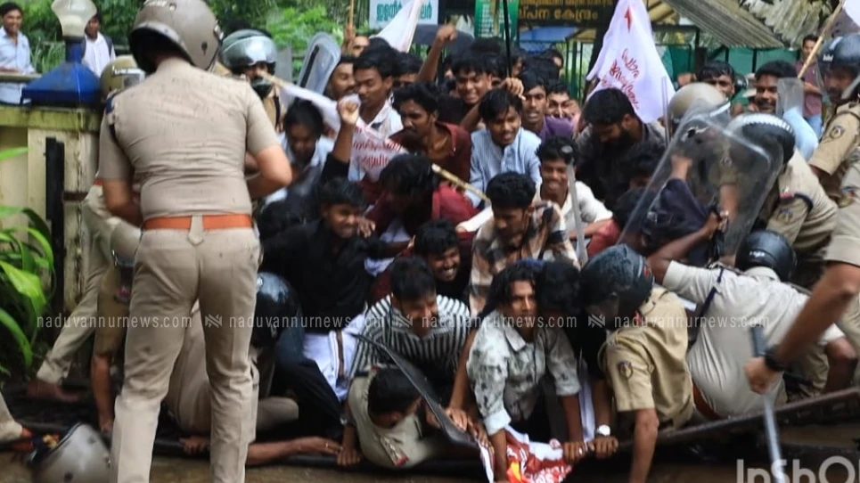 എസ്എഫ്ഐ മാർച്ചിൽ പേരാമ്പ്ര എൽഐസി ഓഫീസിന്റെ ഗേറ്റ് തകർന്നു